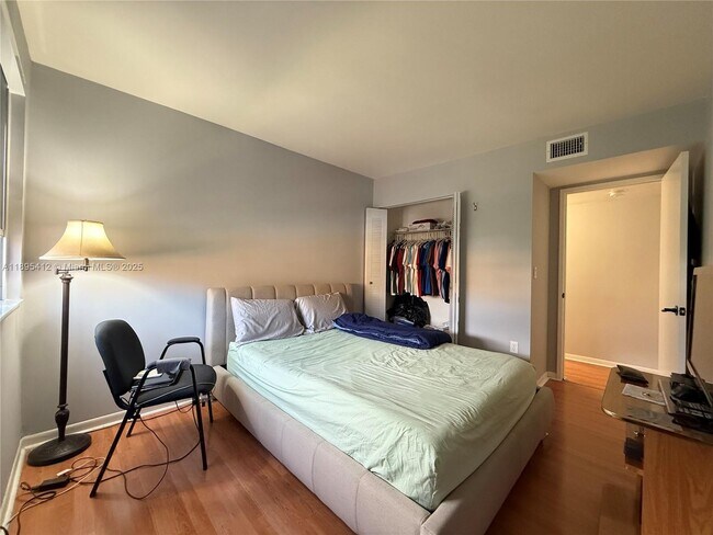 Building Photo - 9725 Fontainebleau Blvd