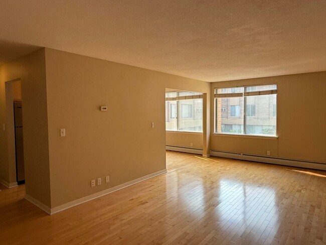 Building Photo - Lovely Lowry Hill 1 Bedroom Condo