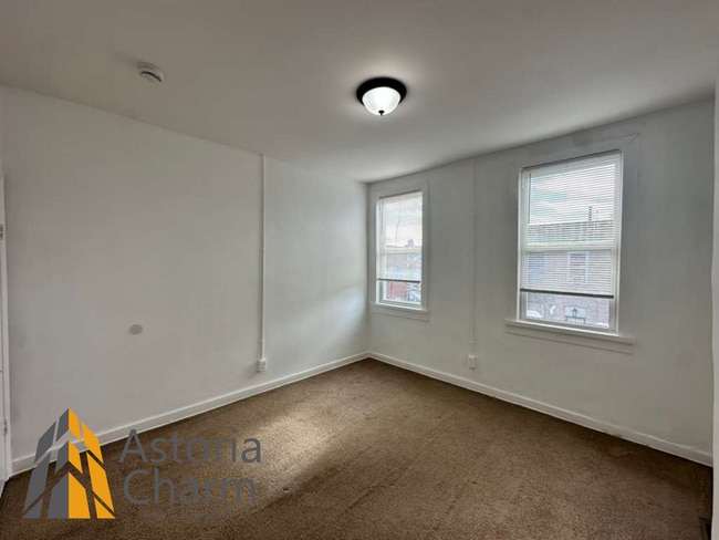 Building Photo - 1 Bedroom Plus Den Rowhome on Kuper Place