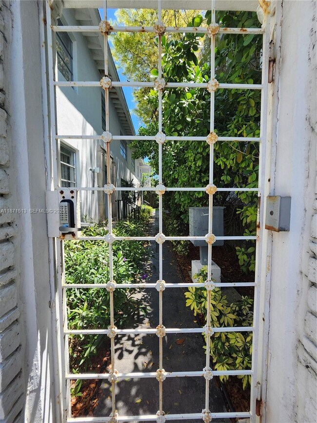 Building Photo - 1557 Euclid Ave