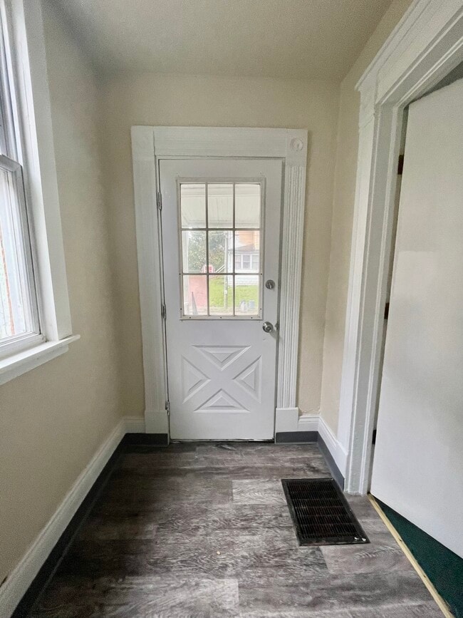 Building Photo - 202 Lincoln Ave NW