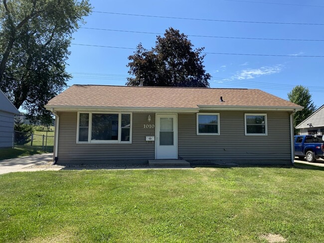 Primary Photo - 1010 18th St SW