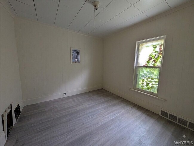 Building Photo - 616 7th St