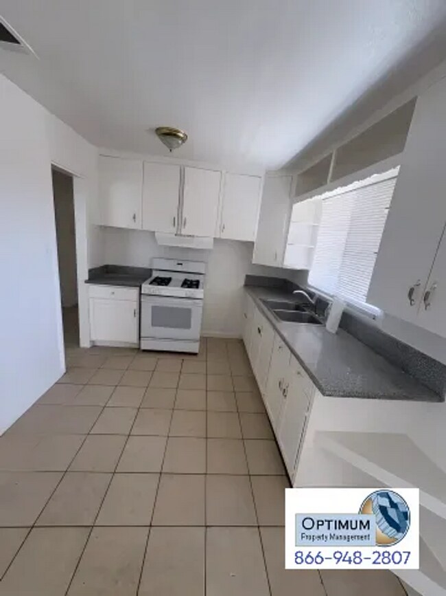 Building Photo - 3-Bedroom 1-Bathroom Home with Fireplace, Front Yard & Private Back Patio in Victorville