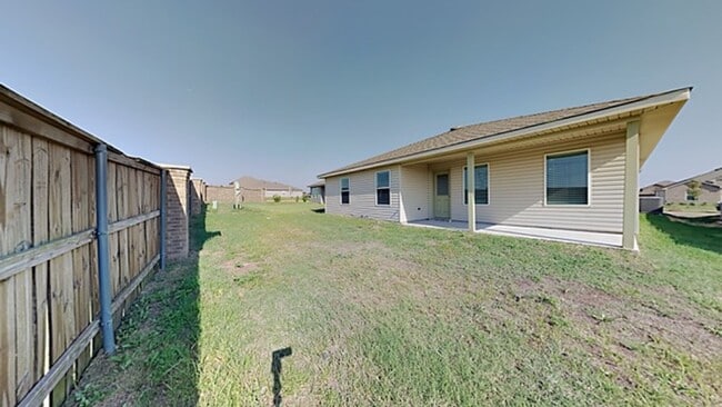 Building Photo - Spacious 4 Bedroom 2 Bathroom Home in Yukon Schools