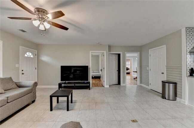 Building Photo - 8 Highland Ln