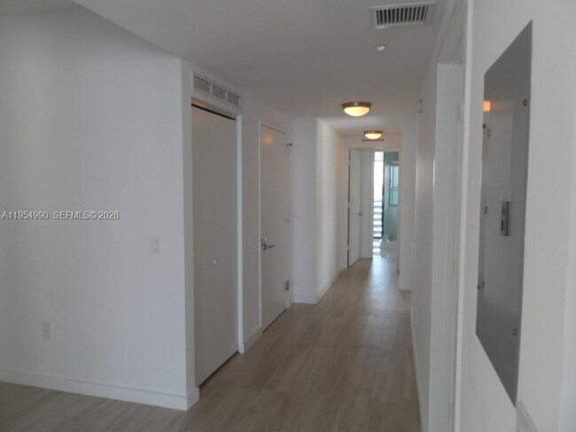 Building Photo - 460 NE 28th St