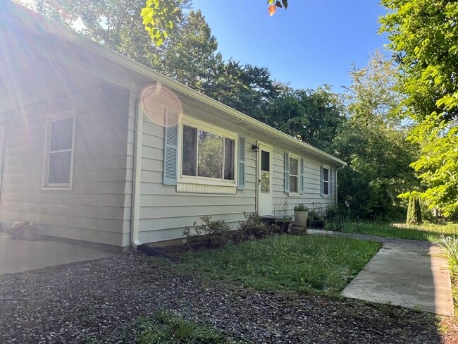 Building Photo - 3 Bedroom home for rent in Hendersonville!