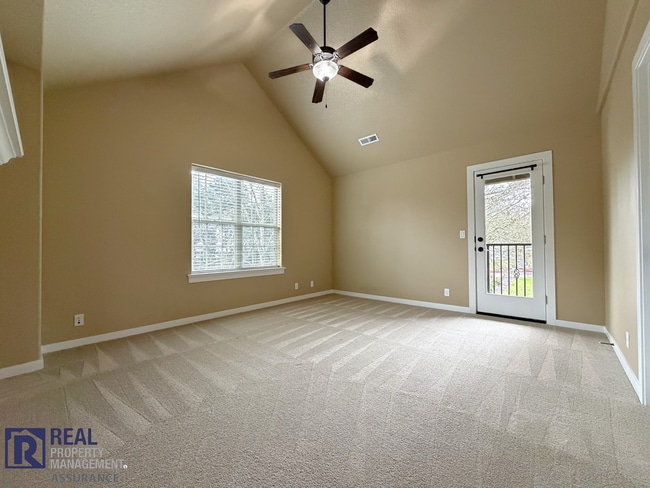 Building Photo - MOVE-IN SPECIAL - Spacious 2BR Townhome with Garage Parking in Prime Beaverton Location!