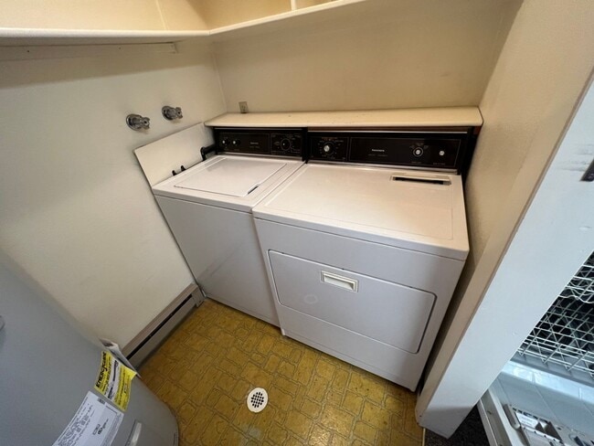 Building Photo - 1 Bedroom 1 Bath Townhouse in Great Neighborhood