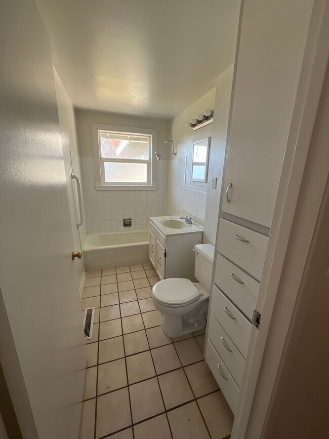 Building Photo - 55th Ave 3+ bedroom with attached oversized 1 car garage