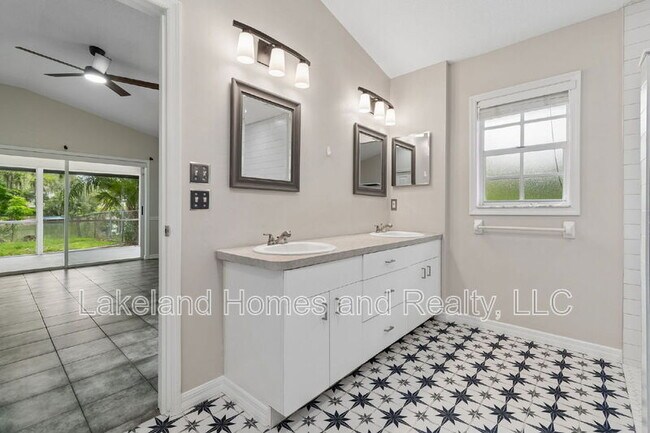 Building Photo - 95 Woodside Dr