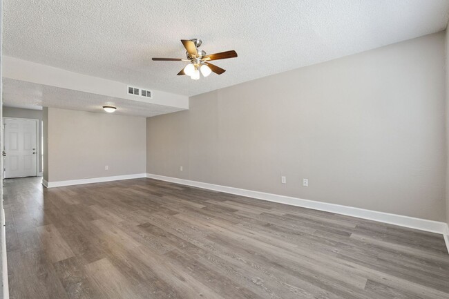 Building Photo - Beautifully Updated 2BR/1.5BA Altamonte Springs Townhome with Modern Finishes