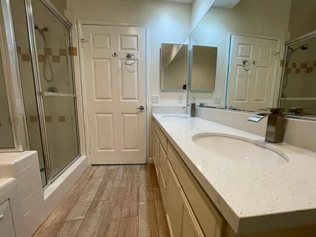 Building Photo - Top-Floor large condo on tree-lined street