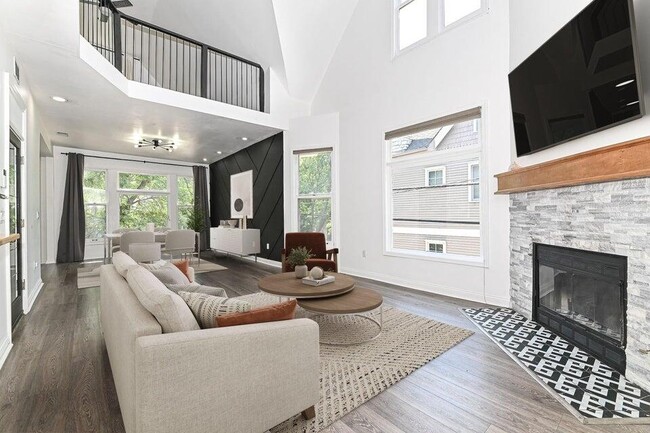 Building Photo - 118 W Reservoir Ave