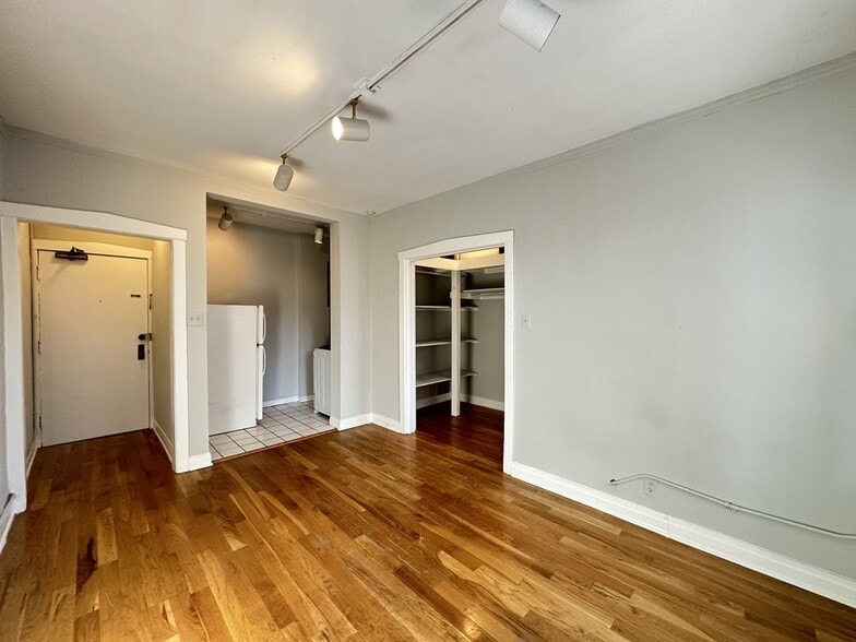 Building Photo - 457 W Melrose