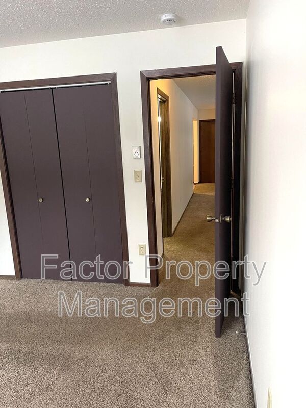 Building Photo - 418 Allan Ave