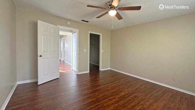 Building Photo - Large Updated Townhome in Argyle Forest!