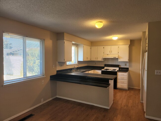 Building Photo - 48th Ave 3br 2ba w/garage