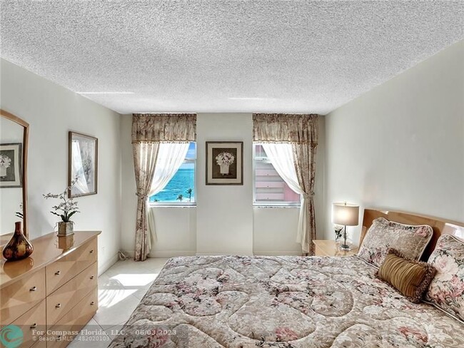Building Photo - 1150 Hillsboro Mile-