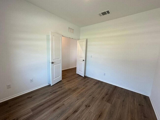 Building Photo - 425 Salt Springs Rd