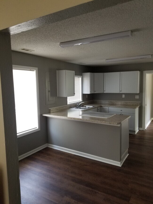 Building Photo - 907 S Range St