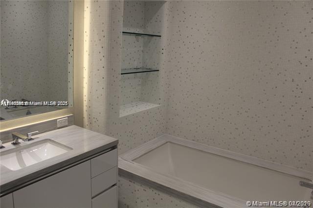 Building Photo - 16901 Collins Ave