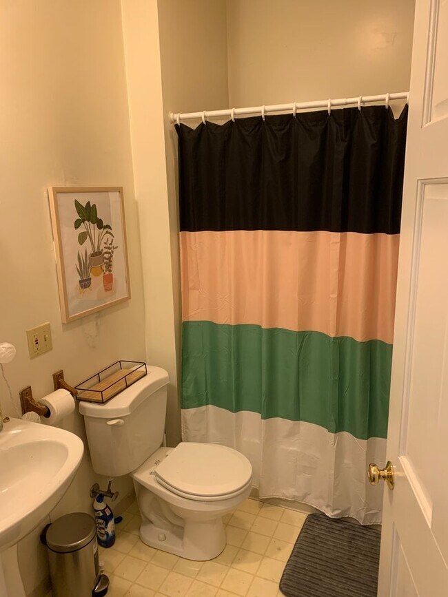 Building Photo - Spacious 2 bed/3 bath Home near Switchyard Park!