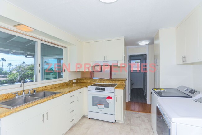 Building Photo - Lower Waialae Iki 3 Bedroom, 2 Bath Single...