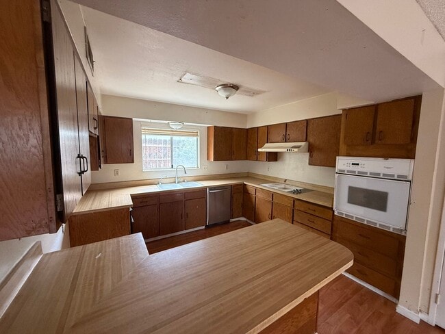 Building Photo - Spacious 4-Bedroom Home in Northeast Baker...