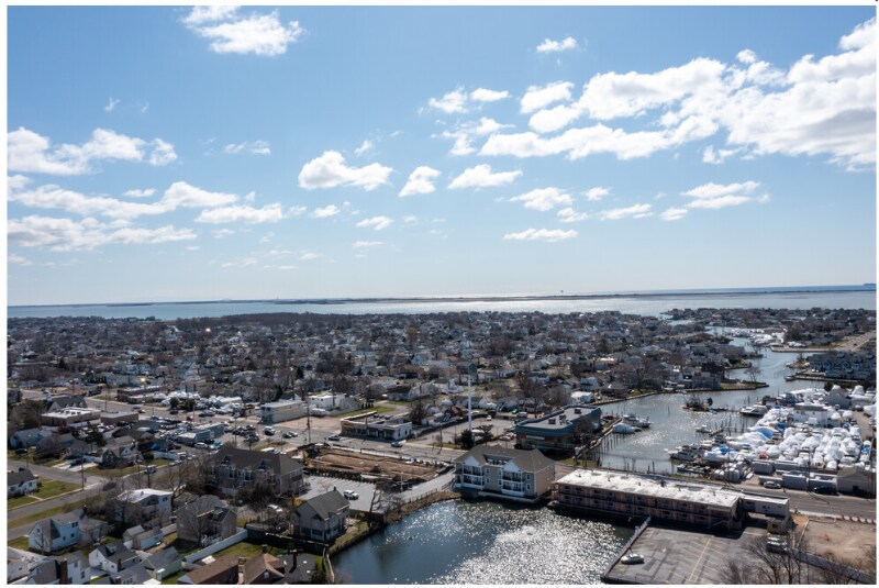 Building Photo - 1163 Montauk Hwy