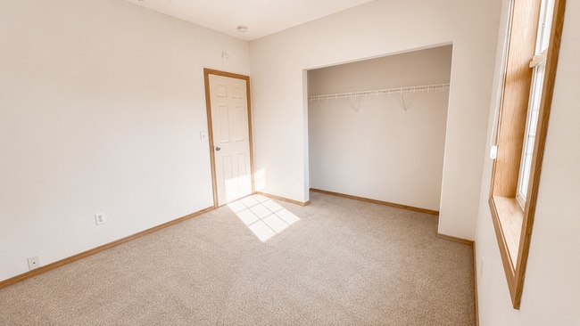 Building Photo - Pet friendly 3 bedroom home availanle June 1st!