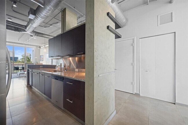 Building Photo - 3029 NE 188th St