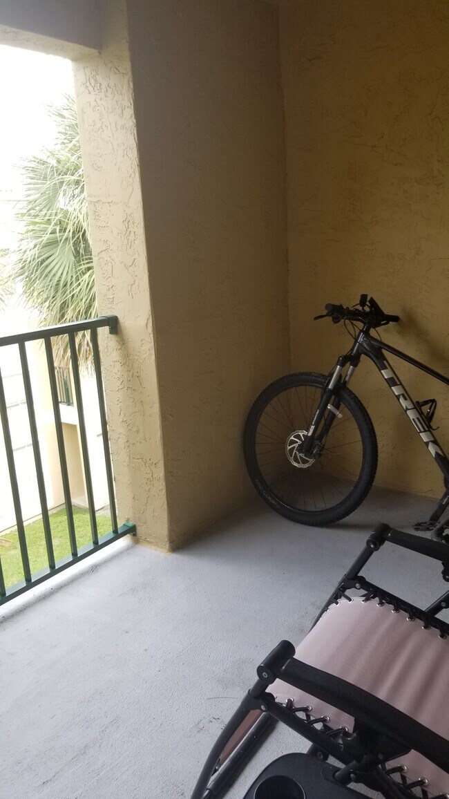 Building Photo - 977 Riverside Dr