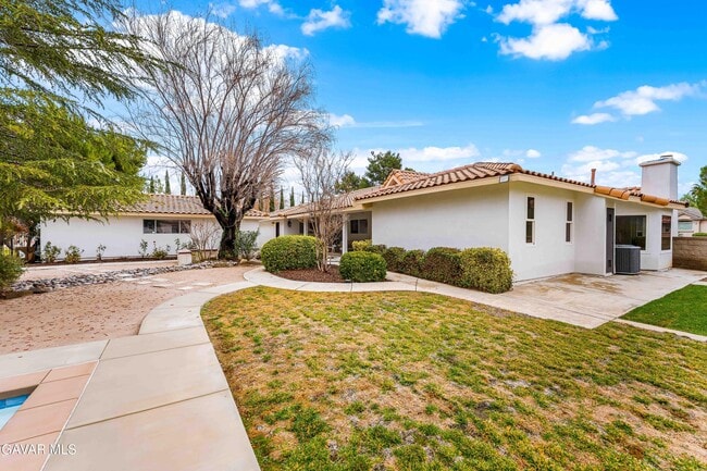 Building Photo - 41901 Cll Clarita