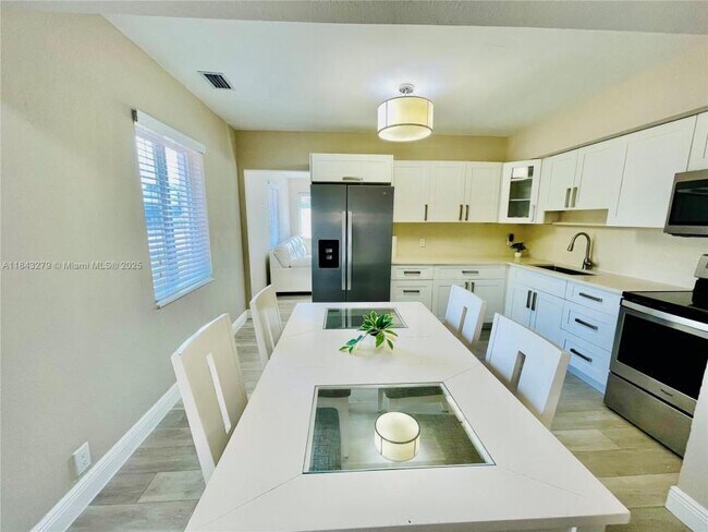 Building Photo - 3 bedroom in Hollywood FL 33020