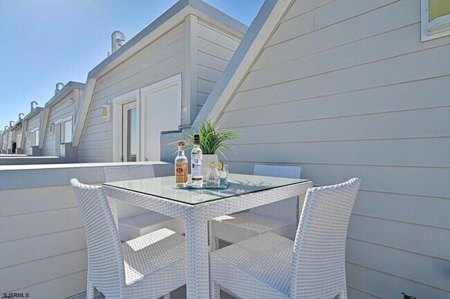 Building Photo - 112 S Weymouth Ave