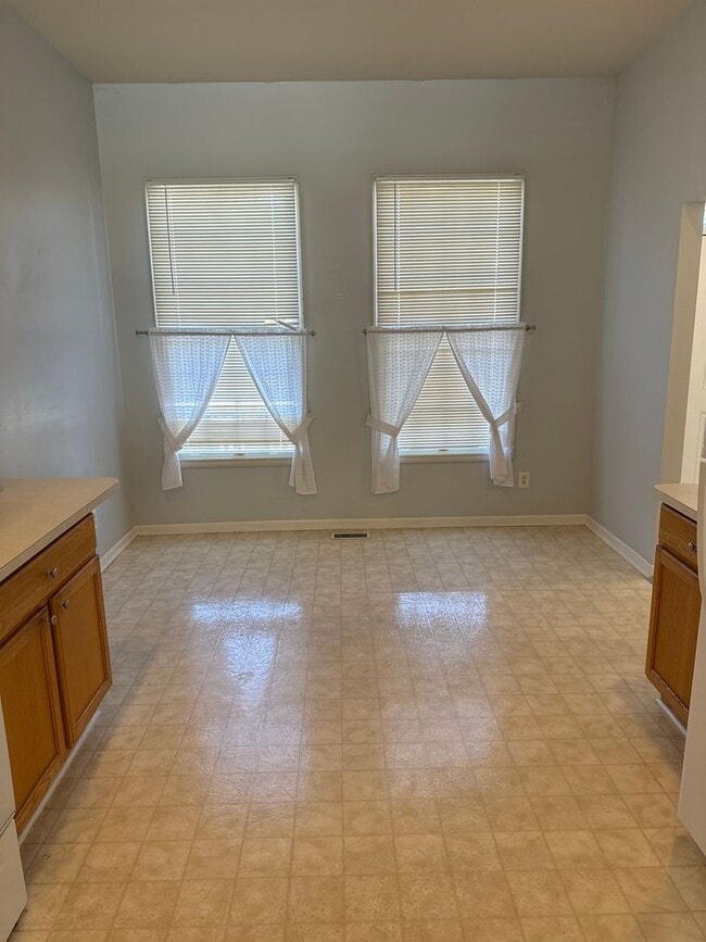 Building Photo - 3 Bed 2 Bath