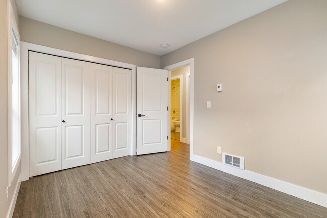 Building Photo - Newly Renovated and Modern 2BR Apartments in Columbia City