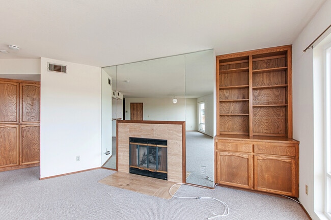 Building Photo - BEAUTIFUL BAY PARK CONDO W/ BAY VIEWS! - 2...