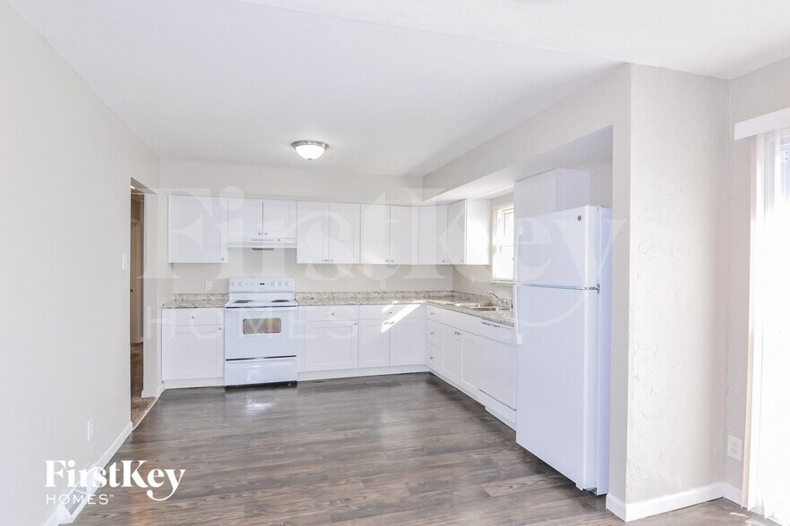 Building Photo - 8 Oak Dr