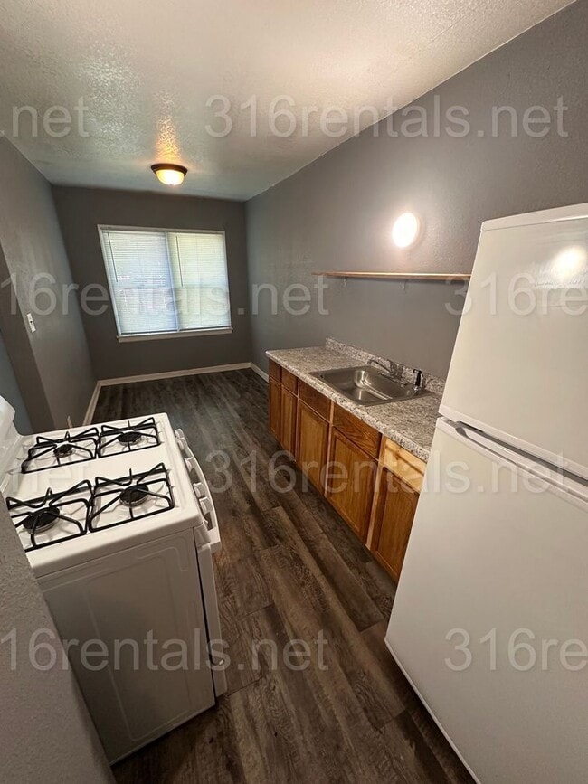 Building Photo - $525 - 1 bed 1 bath - Duplex *COMING SOON*