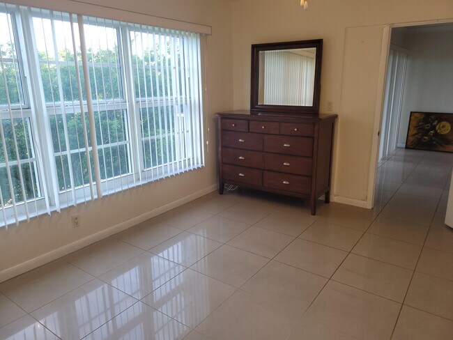 Building Photo - 3050 N Palm Aire Dr