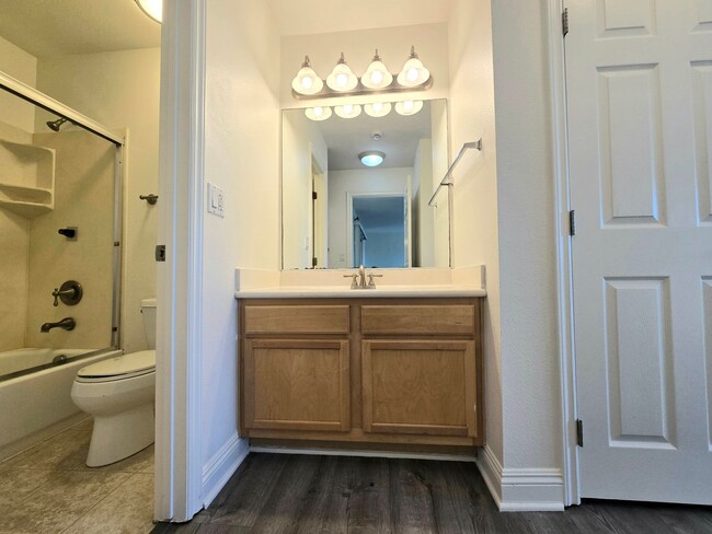 Building Photo - Recently Upgraded 1 bedroom, 1 bathroom Co...