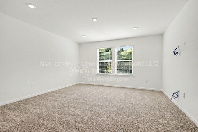 Building Photo - 11942 Oak St