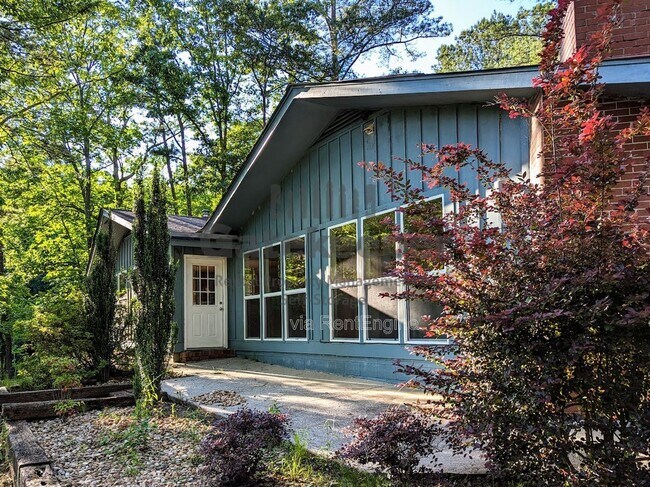 Building Photo - 1096 Boone Rd