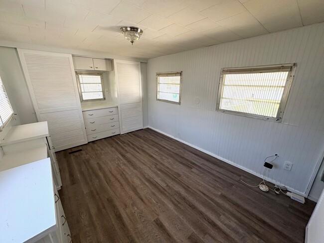 Building Photo - Updated 2Bed/1Bath Mobile Home for Rent! S...