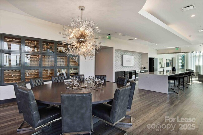 Building Photo - 225 S Poplar St