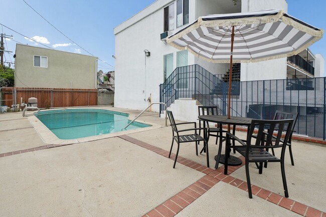 Building Photo - 2 bed 1 Bath Available Now