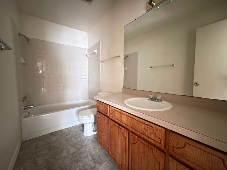 Building Photo - 4505 Deek Dr